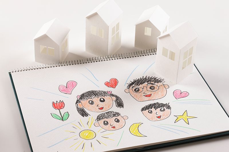 家族の絵と住宅模型