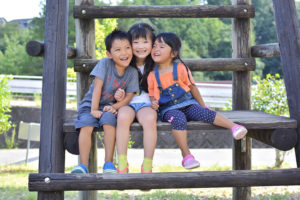 笑顔の子供3人