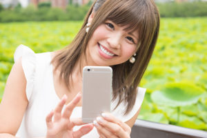 スマホでＳＮＳを見る女性