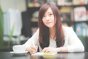 メモを書いている女性