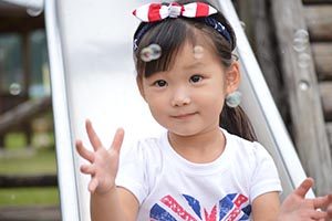 シャボン玉で遊ぶ少女