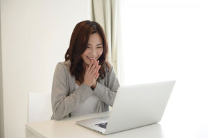 喜ぶ女性