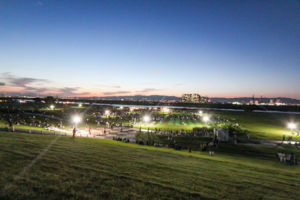 枚方市の花火大会 打ち上げ前の河川敷公園
