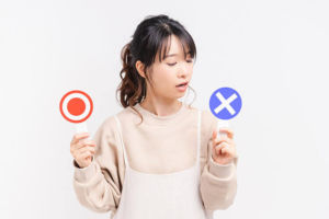 まるかばつか、悩む女性