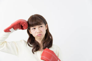 高品質という言葉に注意しようとする女性