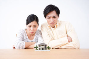 欠陥住宅を心配する夫婦