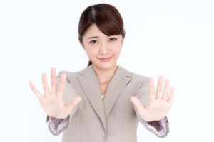 制止する女性