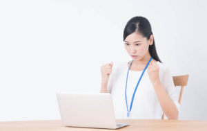ガッツポーズの女性