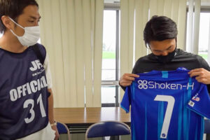 元Jリーガーの那須大亮さんと小佳純監督