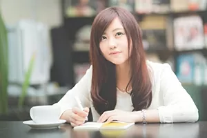 メモを書いている女性