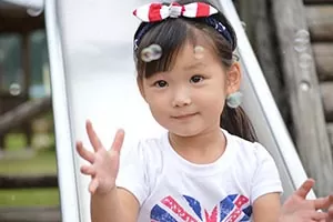 シャボン玉で遊ぶ少女