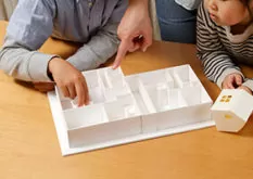 家の模型と親子