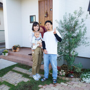 Ａさま。マイホームの前で記念撮影。