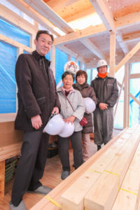 Ｍ様邸の上棟のとき津田棟梁とお顔合わせ