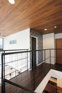 2階の通路（注文建築）