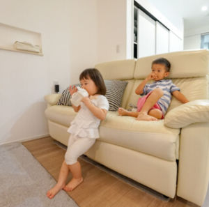 大阪の注文住宅Ｆ様邸 テレビを見ながらソファでくつろぐお子様