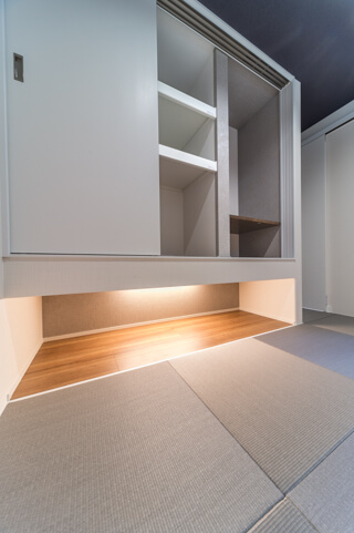 和室の吊戸棚の下は、子供たちの遊び場に!