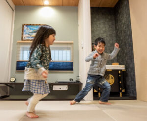 小上がりの和室ではしゃぐお子様
