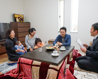 資料は何社くらい請求されましたか?