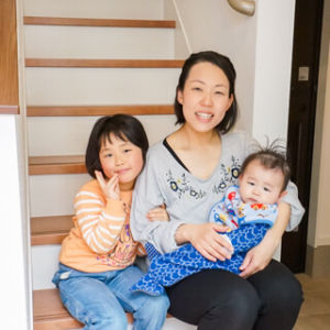 階段にて奥様とお子様二人
