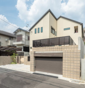 二世帯住宅Ｏ様邸。電動シャッター付きのガレージ
