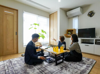 特注で造ったテレビボード、バッチリ収まってますね