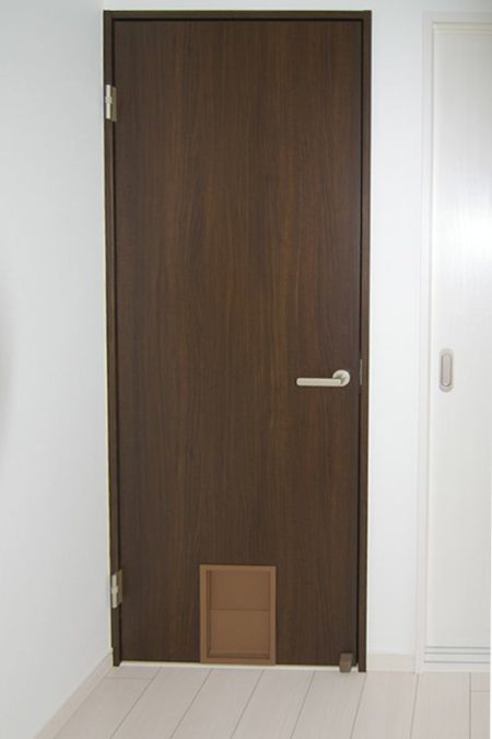 洗面コーナーにつながるドアにはペット用のドアを。