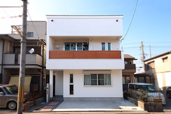 大阪Ｂ邸 – ストライプの白い外壁 ２階リビングの家