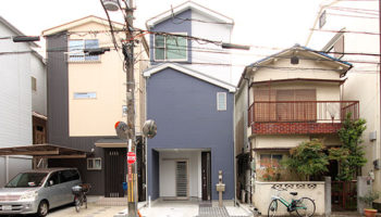 大阪Ｔ邸 - 遮熱屋根と防音効果で快適 スタイリッシュな３階建て