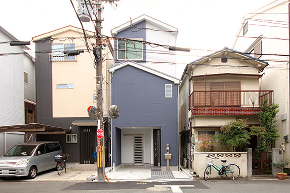 大阪Ｔ邸 – 遮熱屋根と防音効果で快適 スタイリッシュな３階建て