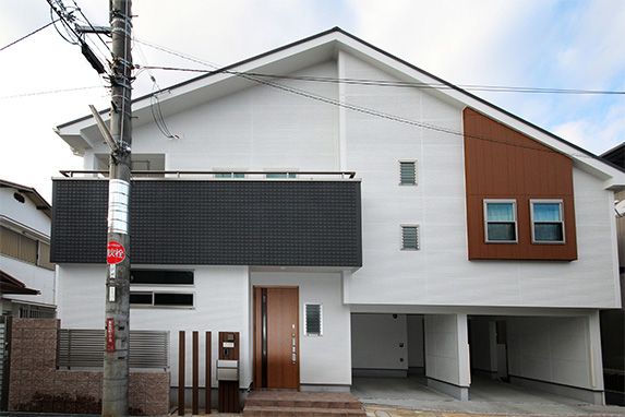 大阪Ｏ邸 – 中二階に大収納 屋根勾配の違う重厚感のある家