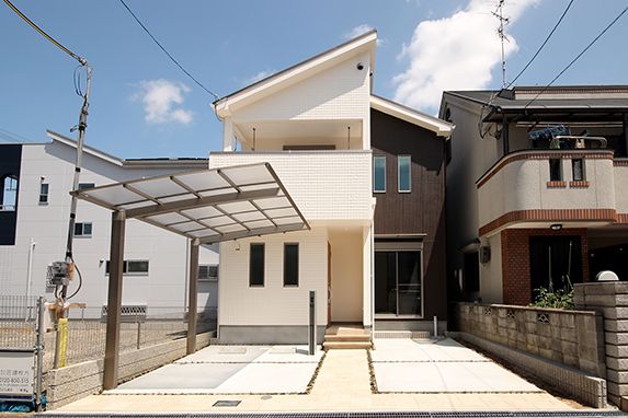 大阪Ｍ邸 – リビングに吹き抜けとオープン階段がある家