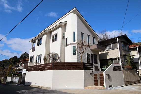 大阪Ｏ邸 – モダンなコーディネート 緑の住宅地にエレガントな家