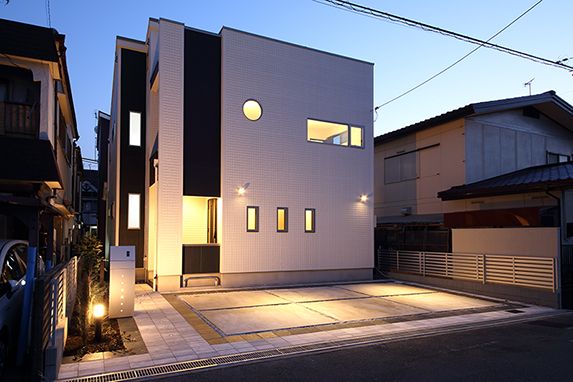 大阪Ｔ邸 – ダブル発電でエコ生活 機能的な白いスクエアハウス