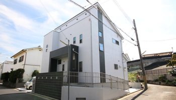 大阪Ｎ邸 – スロープが玄関へと続くダブル発電の家