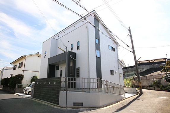 大阪Ｎ邸 – スロープが玄関へと続くダブル発電の家