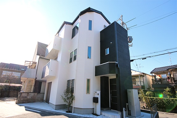 大阪Ｎ邸 – “美”が輝くアールデザインの３階建て住宅