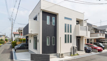 大阪Ｍ邸 - 壮大な高天井 三連窓が似合うキューブ型の家