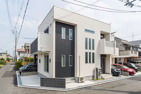 大阪Ｍ邸 – 壮大な高天井 三連窓が似合うキューブ型の家