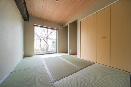 1階の和室は、たっぷり一帖分の押入、床の間、仏間をとって、壁紙も落ち着いた色合いでまとめられた。