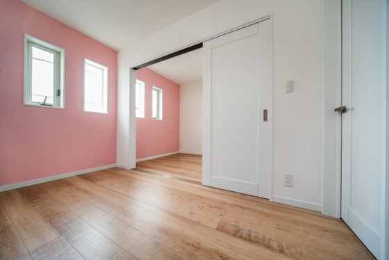 それぞれのお部屋は約5帖。3枚の引き違い戸で仕切ることができます