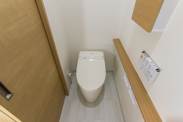 タンクレストイレと手洗いのボウルは「パステルアイボリー」、カウンターと収納キャビネットは「ミルベージュ」という色を選ばれました。