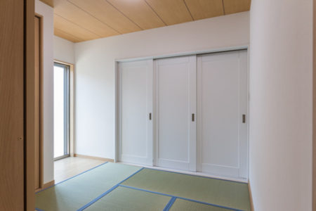 LIXILクリエペール色の引戸を開けると、5.2帖の多目的な和室があります。