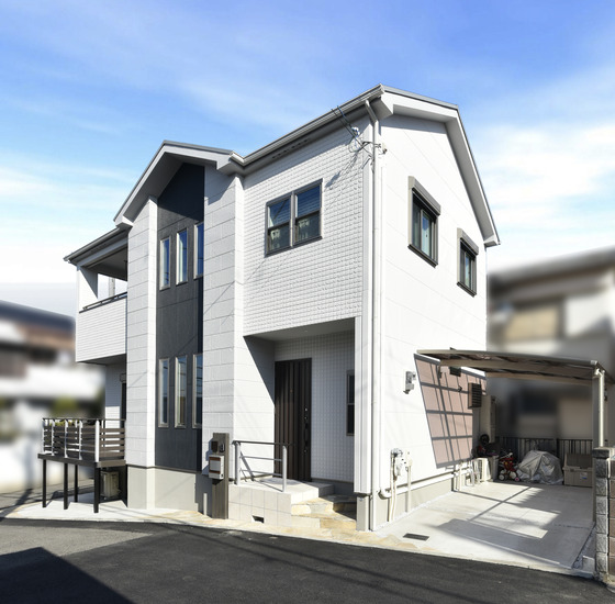 建物の南側にはガレージを計画。