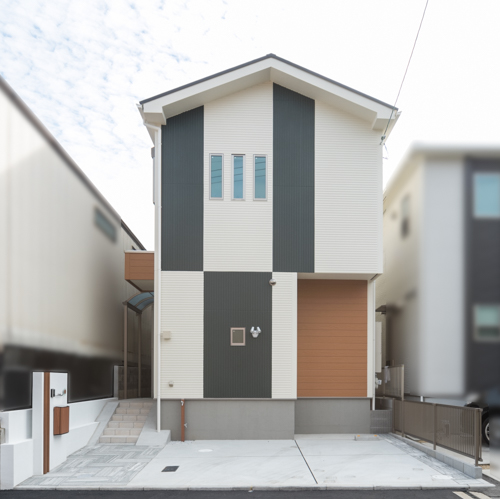 外観は印象的な配色です。ダークグリーンとアイボリーホワイトを1階と2階で交互に塗装。