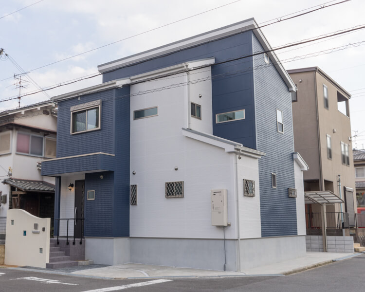 大阪Ｎ邸 – ふかし壁の寝室や充実のリビング収納がある家