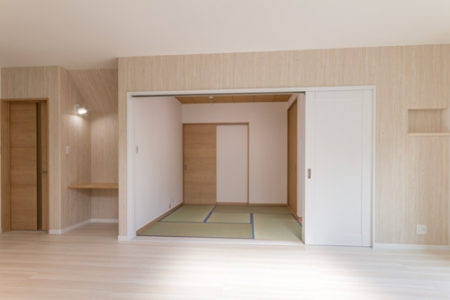 右から、LDKの出入り口、W1000㎜のゆったりパソコンカウンター、和室の扉、テレビを置くスペースとその上の飾り棚です。
