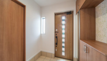 玄関ドアは、断熱玄関ドア・ジエスタのＦ21型クリエラスク色。