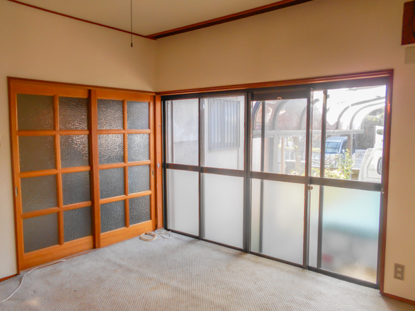絨毯と室内建具と壁も全て解体撤去