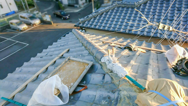白く見えている粘土は、南蛮漆喰(なんばんしっくい)と言います。
